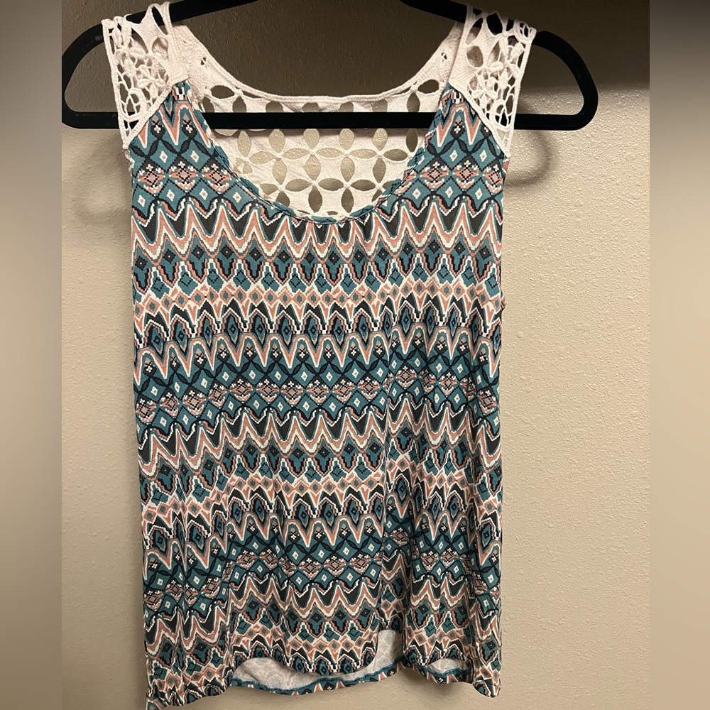Tank top shirt with lace on the back